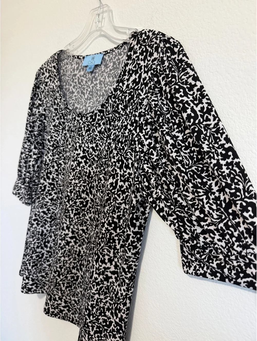 CeCe Short Sleeve Scoop Neck White/Black Floral Stretch T-Shirt Women's Size M - Picture 4 of 6